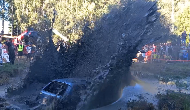 VIDEO: Na Pístovských mokřadech vystřelovali lidi do bažiny, pak skákala i auta