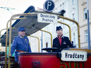 MHD v Praze slaví 150 let. Městem projel průvod tramvají