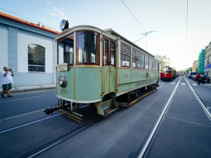 MHD v Praze slaví 150 let. Městem projel průvod tramvají