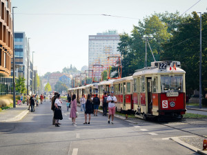 MHD v Praze slaví 150 let. Městem projel průvod tramvají