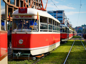 MHD v Praze slaví 150 let. Městem projel průvod tramvají