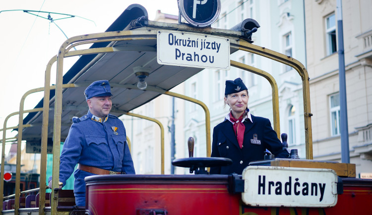 MHD v Praze slaví 150 let. Městem projel průvod tramvají