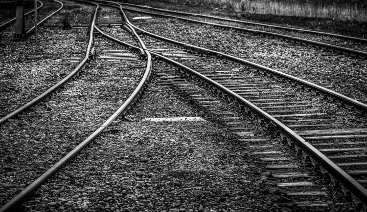 Vlak v Praze srazil člověka. Muž na místě zemřel