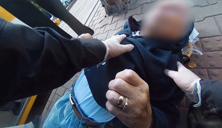 Senior s nemocným srdcem zkolaboval v tramvaji a upadl do bezvědomí