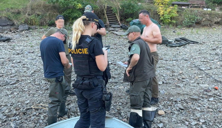 Další policejní razie mezi rybáři na přehradě. Lovci ryb často vstupují na cizí pozemky