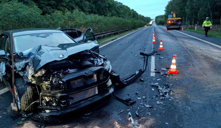 Superb narazil ve vyšší rychlosti do bagru, který jel před ním