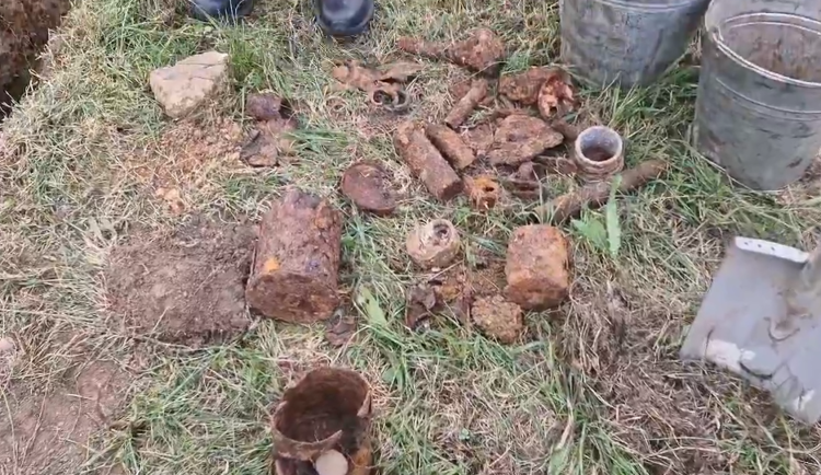 Dělníci v Brně našli nevybuchlou munici a válečné zbraně, policie evakuovala školu