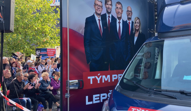 Kšiltovky, trička a fotka se známou tváří. Na mítink ANO dorazilo na 350 lidí, včetně odpůrců