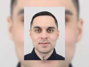VIDEO: Policie pátrá po muži podezřelém z pokusu o vraždu, je ozbrojený a nebezpečný