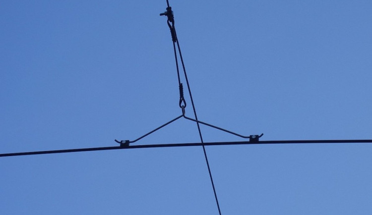 Zloději v Brně ve velkém kradou měděné kabely z trolejí a riskují při tom životy