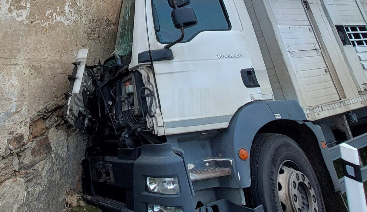 Řidič kamionu usnul za volantem, zastavil se až o zeď stodoly v Milovech