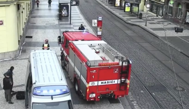 Na místě zasahují policisté a hasiči.