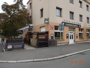 Sklad restaurace v Praze zamořily myši. Bobky našli i ve strouhance