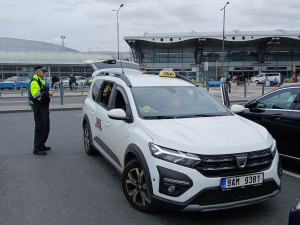 Celníci kontrolovali taxikáře na letišti, rozdali pokuty za třicet tisíc