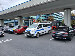 Celníci kontrolovali taxikáře na letišti, rozdali pokuty za třicet tisíc