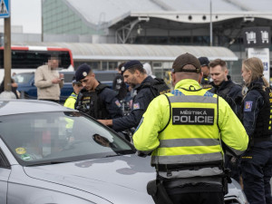 Policisté a celníci kontrolovali taxikáře na letišti, rozdali pokuty za 150 tisíc