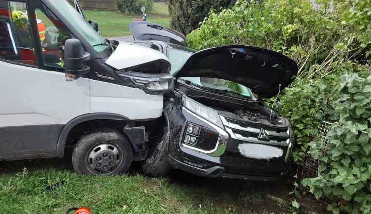Tři zranění při vážné nehodě na Konicku. Posádku vyprošťovali hasiči, přiletěl vrtulník