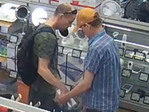 Ukradli sluchátka za deset tisíc. Policie pátrá po dvou zlodějích z Prahy 5