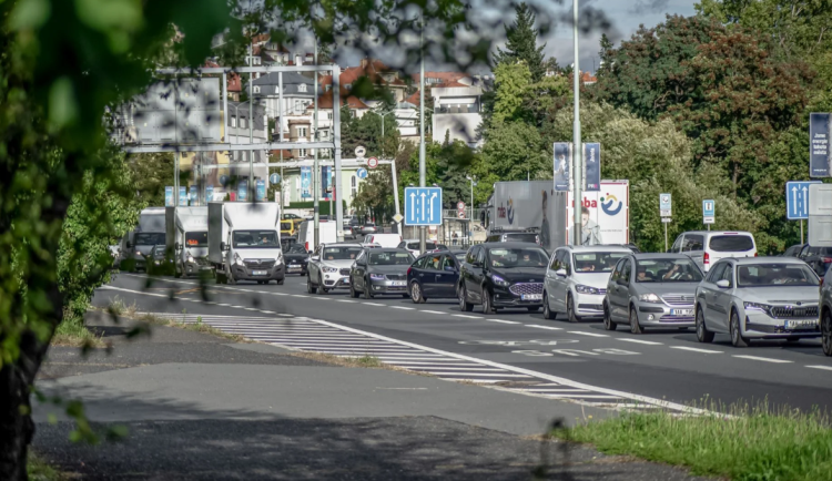 Sto tisíc aut pod okny. Pražská vilová čtvrť se proměnila v místo, kde odumírají plicní buňky