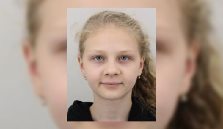 Dvanáctiletá dívka se rozloučila s kamarádkami a zmizela. Neviděli jste ji?