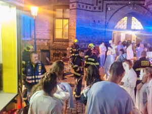 Požár v nemocnici u Apolináře způsobili dva žháři, kradli mince z automatu