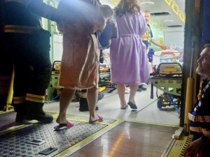 Požár v nemocnici u Apolináře způsobili dva žháři, kradli mince z automatu