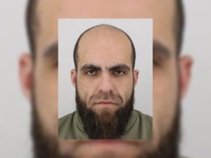 Policisté hledají muže podezřelého z loupeže, může být ozbrojený a nebezpečný