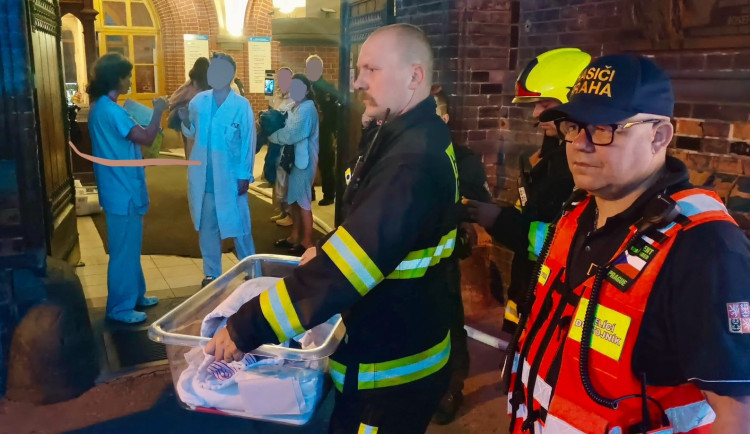 Požár v nemocnici u Apolináře způsobili dva žháři, kradli mince z automatu