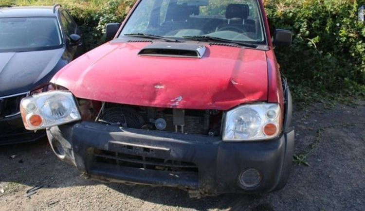 Za sérií vloupání stojí dva šestnáctiletí chlapci, kromě toho nabourali devět aut