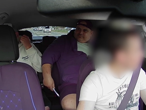 VIDEO: Muž našel v taxíku mobil, místo vrácení ho ukradl. Hrozí mu roční vězení