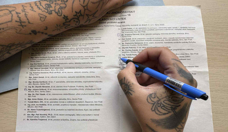 KOMENTÁŘ: Politika není pánský klub. Proč je dobré zakroužkovat ženy?