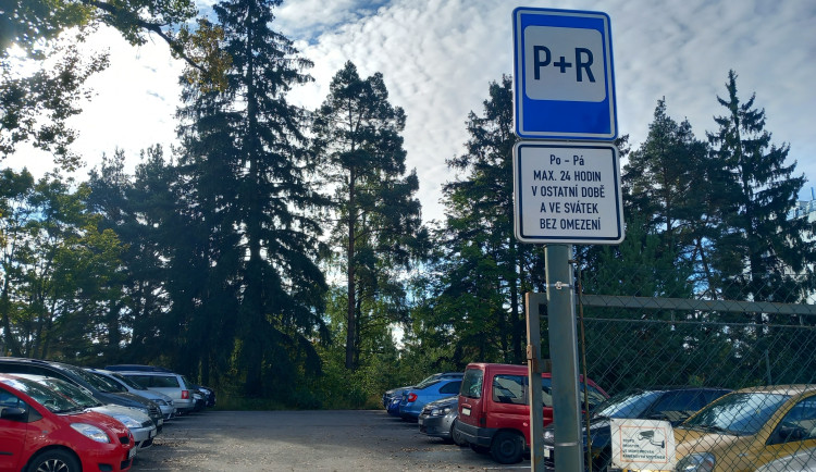 Parkování v Jihlavě XVIII: Parkoviště u krajského úřadu nabízí téměř sto míst zdarma