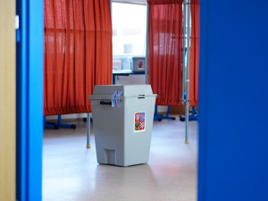 Volební místnosti se otevřely. Lidé začali vybírat nové poslance
