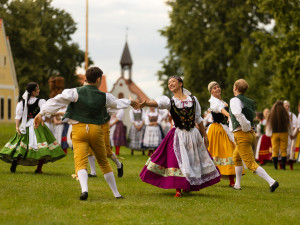Prodaná nevěsta, soubor opery Jihočeského divadla.