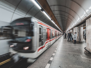 Mezi stanicemi Kačerov a Háje nejezdilo metro, vlak tam srazil člověka