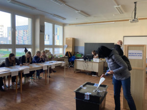 První volební den je u konce. Většina lídrů má odvoleno.