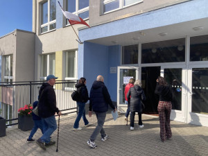 První volební den je u konce. Většina lídrů má odvoleno