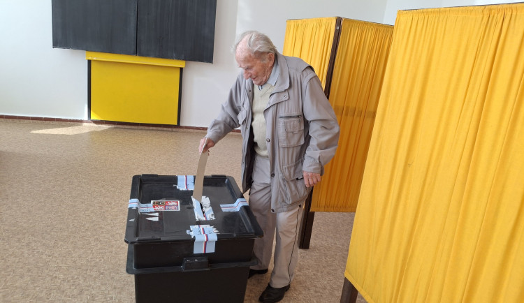 Je mu 101 let a stále se zajímá o politiku, bývalý politický vězeň odvolil v Klatovech