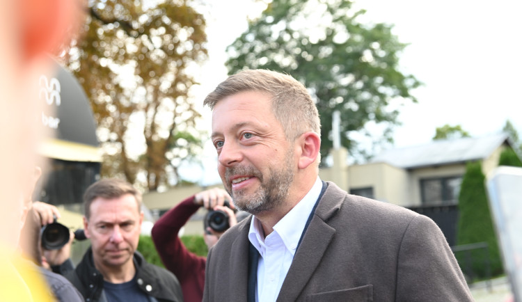 Ve volbách do sněmovny je sečteno 70 procent, vede ANO. Hlasování v Praze poznamenala smrt