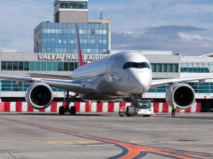 Zásah proti dronům na letišti v Praze pokračuje, anonym volal znovu