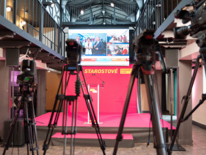 Ve volbách do sněmovny je sečtena třetina. Hlasování v Praze poznamenala smrt