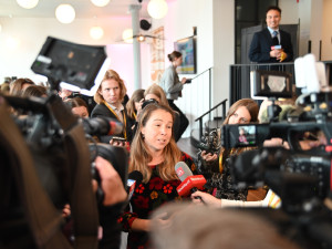 FOTO: Focení chlebíčků i boj o místo. Podívejte se do zákulisí volebních štábů