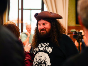 FOTO: Focení chlebíčků i boj o místo. Podívejte se do zákulisí volebních štábů