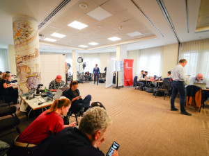 FOTO: Focení chlebíčků i boj o místo. Podívejte se do zákulisí volebních štábů