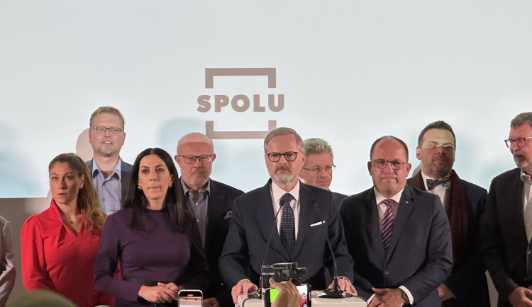 Volby do sněmovny vyhrálo ANO, v Praze Spolu. Hlasování poznamenala smrt