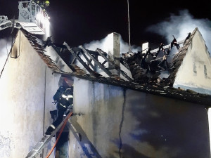 Dva noční požáry v Praze. Hořela kuchyň a rodinný dům
