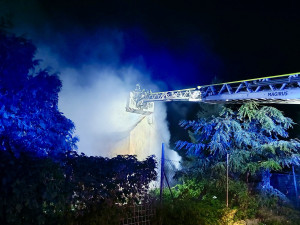 Dva noční požáry v Praze. Hořela kuchyň a rodinný dům