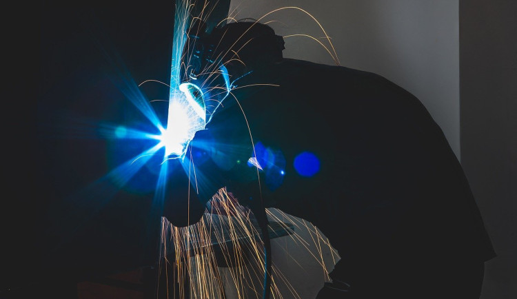 Průmyslová produkce v srpnu 2025 meziročně klesla o 1,3 %