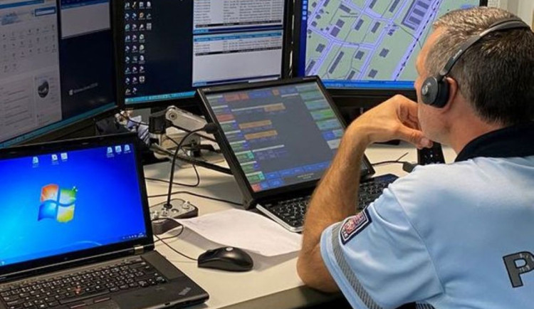 Hradecké policisty zaměstnal muž, který hrozil po SMS výbuchem
