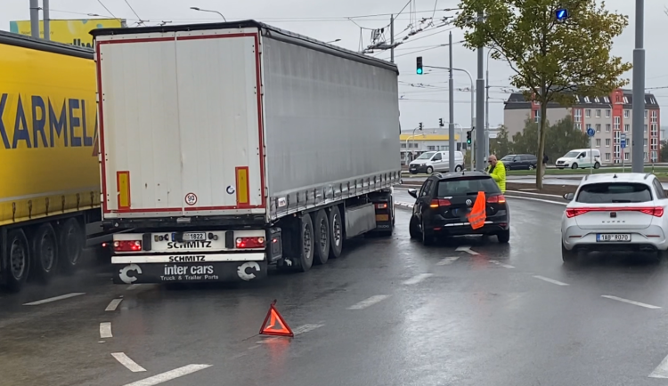 První nehoda už se stala na přestavěné turbo okružní křižovatce u Makra